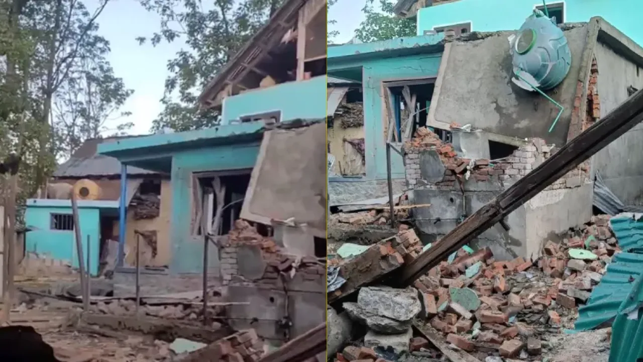 Pahalgam Terror Attack: पहलगाम आतंकी हमले में शामिल लश्कर के दो स्थानीय आतंकवादियों के घरों को किया गया ध्वस्त