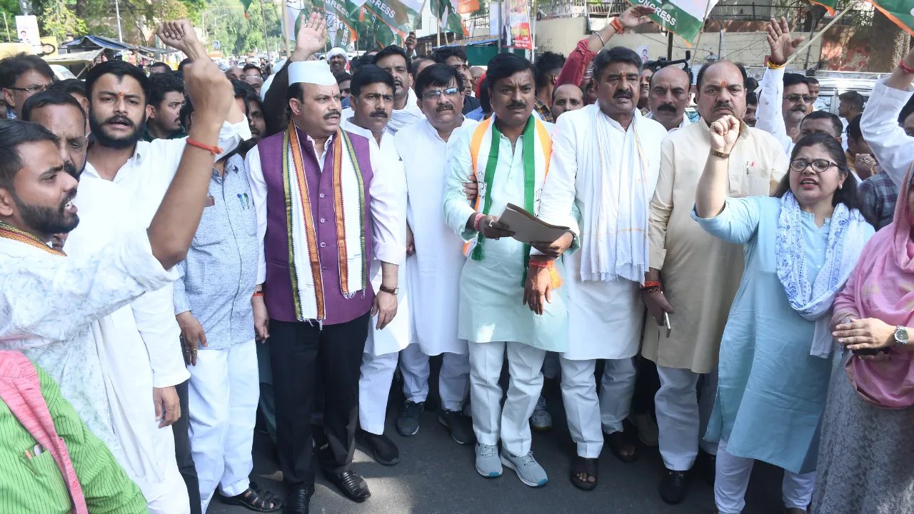 Lucknow: निजी स्कूलों की मनमानी फीस ने बढ़ाया कांग्रेस का गुस्सा, सड़कों पर उतरे कार्यकर्ता