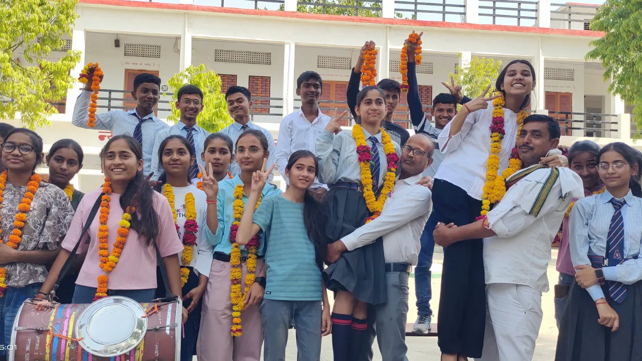 UP Board Result 2025: रायबरेली में लड़कियों ने मारी बाजी, हाईस्कूल में रिया तो इंटरमीडिएट में प्रांजलि बनी जिला टॉपर
