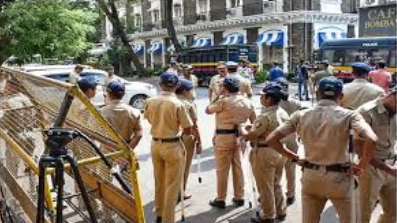 'हैलो, मैं D कंपनी से बोल रहा हूं... ',मुंबई को मिली बम से उड़ाने की धमकी, जांच के दौरान एक व्यक्ति हिरासत में 