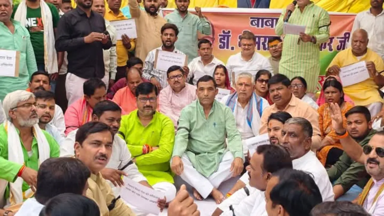 सपा पोस्टर विवादः अंबेडकर के अपमान पर भाजपा में उबाल, अंबेडकर प्रतिमा के सामने किया धरना