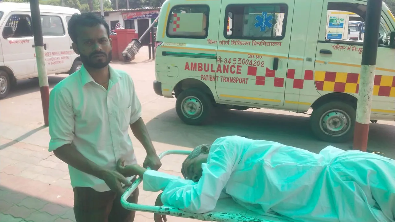 लखनऊः एंबुलेंस के इंतजार में स्ट्रेचर पर तड़पता रहा मरीज, KGMU ट्रामा सेंटर से किया गया था लारी कॉर्डियोलॉजी रेफर