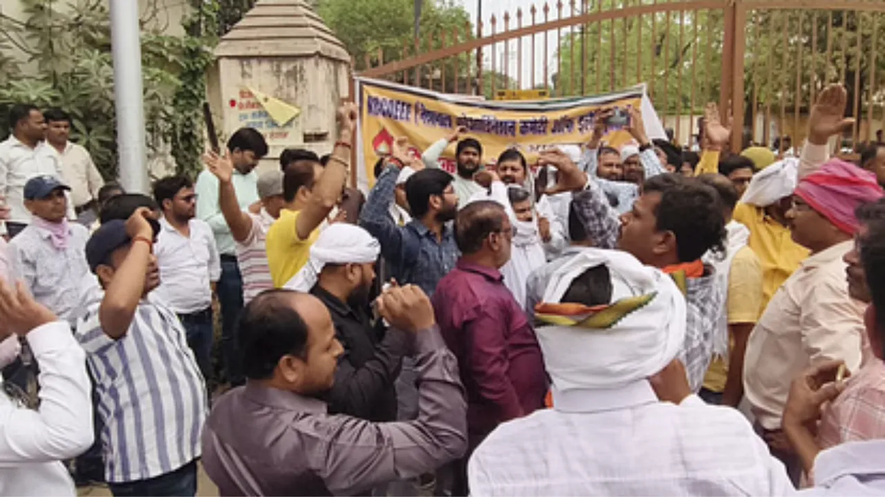 बिजली कर्मचारियों ने किया ट्रांजैक्शन कंसल्टेंट टीम का विरोध, नियुक्ति में पारदर्शिता न बरते जाने का लगाया आरोप