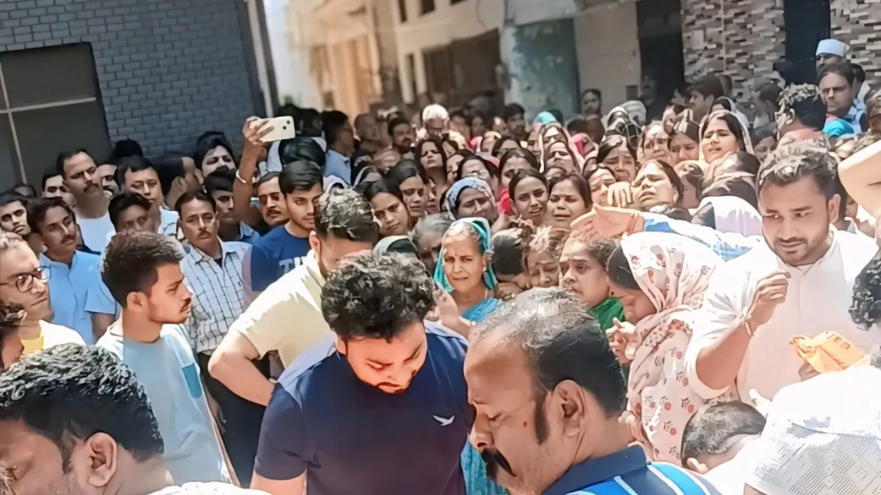 पति-पत्नी, माता-पिता और बेटी की एक साथ उठी अर्थियां, तो छलक पड़े लोगों के आसूं, बोले घरवाले- खिलौनों से खेलनी वाली गुड़िया हमसे रूठ गई है....