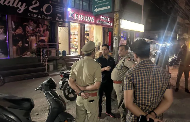 Bareilly: हुक्काबारों पर छापा...पांच किए सील, हिरासत में महिलाएं समेत 13 लोग