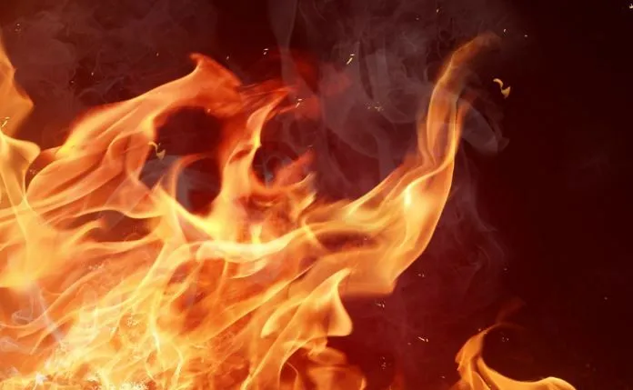 बदायूं: झोपड़ी में आग लगने से सिलेंडर फटा, दो बच्चों की जलकर दर्दनाक मौत