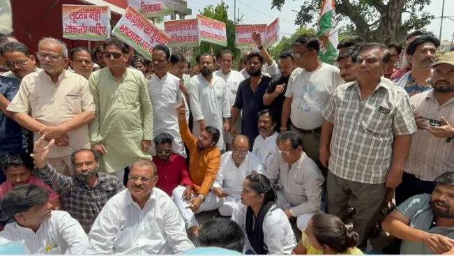 शाहजहांपुर: मूलभूत सुविधाओं की मांग पर गरजे कांग्रेस कार्यकर्ता, नगर आयुक्त को सौंपा ज्ञापन