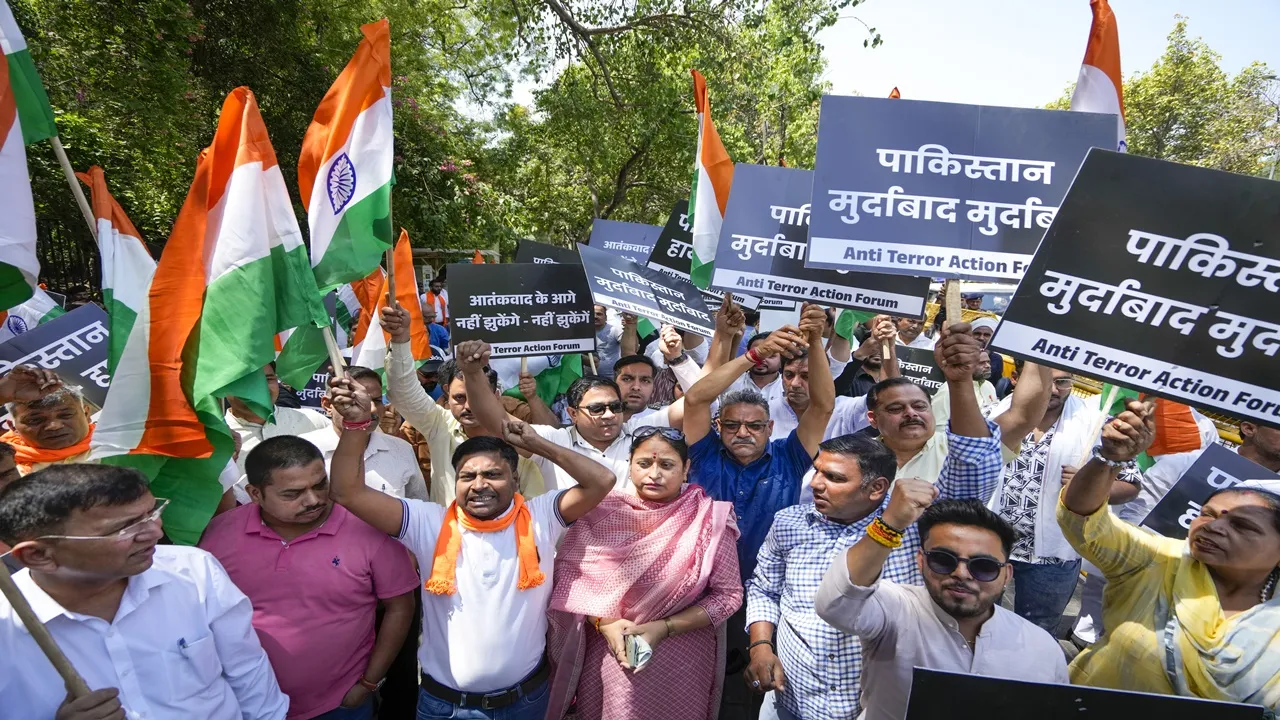 पहलगाम आतंकी हमला: दिल्ली में पाकिस्तान उच्चायोग के बाहर प्रदर्शन, मुर्दाबाद-मुर्दाबाद के लगे नारे... 