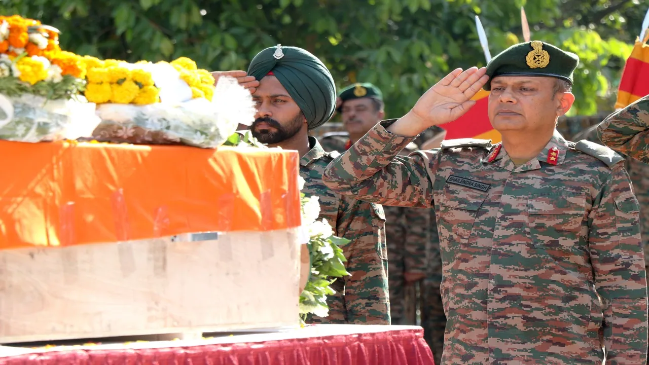 जम्मू-कश्मीर: उधमपुर में आतंकवादियों के साथ मुठभेड़ में शहीद हवलदार को दी गई श्रद्धांजलि  