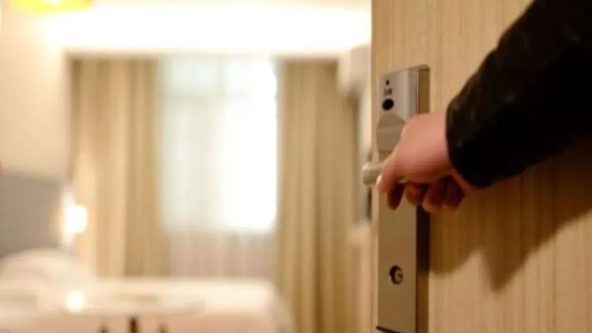 होटल में मिले युवक-युवती, थाने में हिंदूवादियों का हंगामा