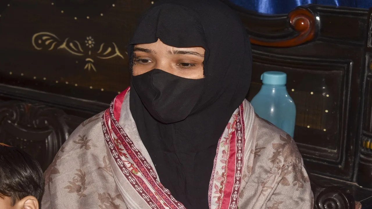 पाक लौटने की समयसीमा आज समाप्त: पाकिस्तानी नागरिकों ने अपने रिश्तेदारों को नम आंखों से कहा अलविदा 