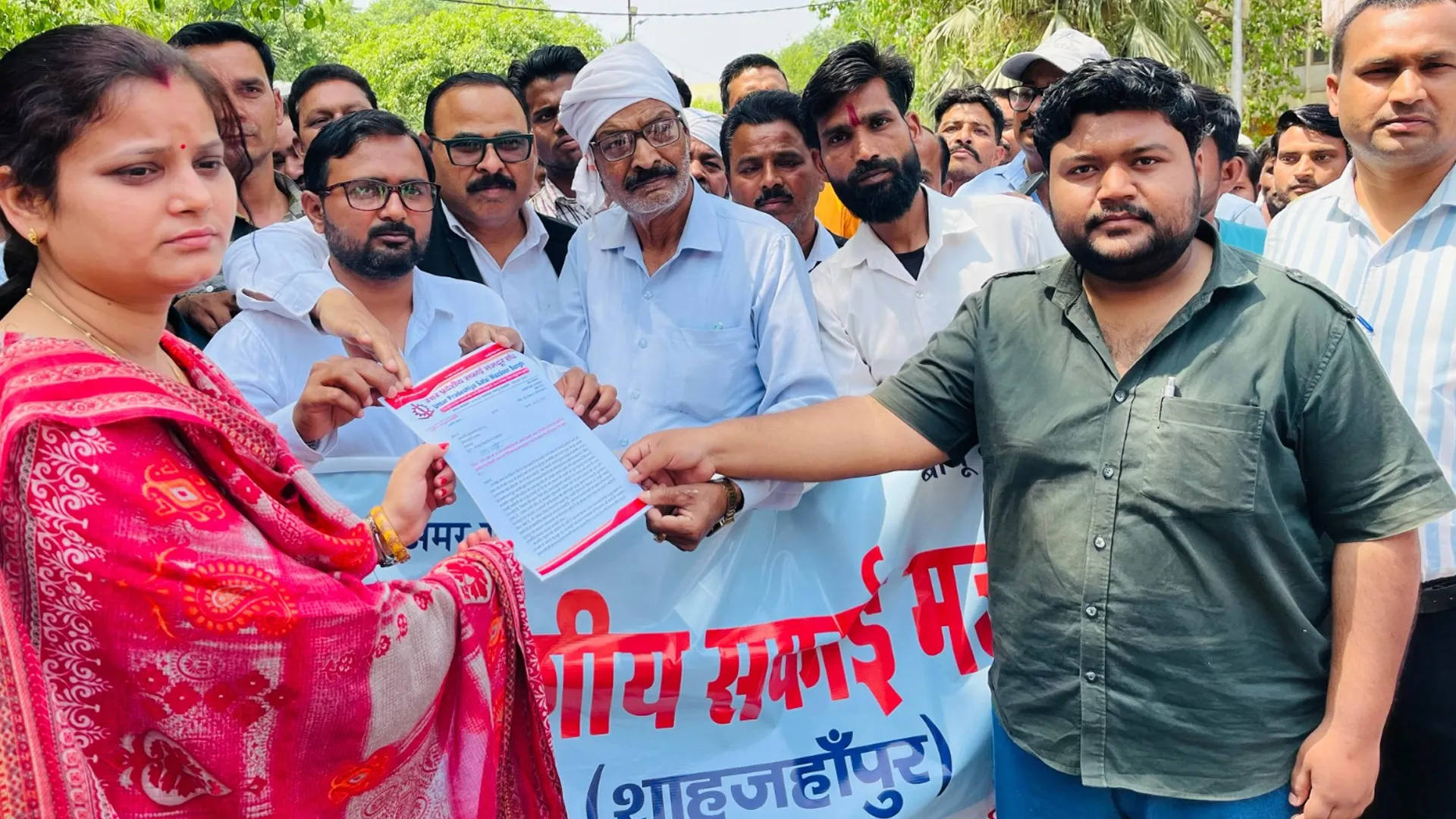 शाहजहांपुर: विभिन्न मांगों को लेकर सफाई मजदूर संघ ने किया प्रदर्शन