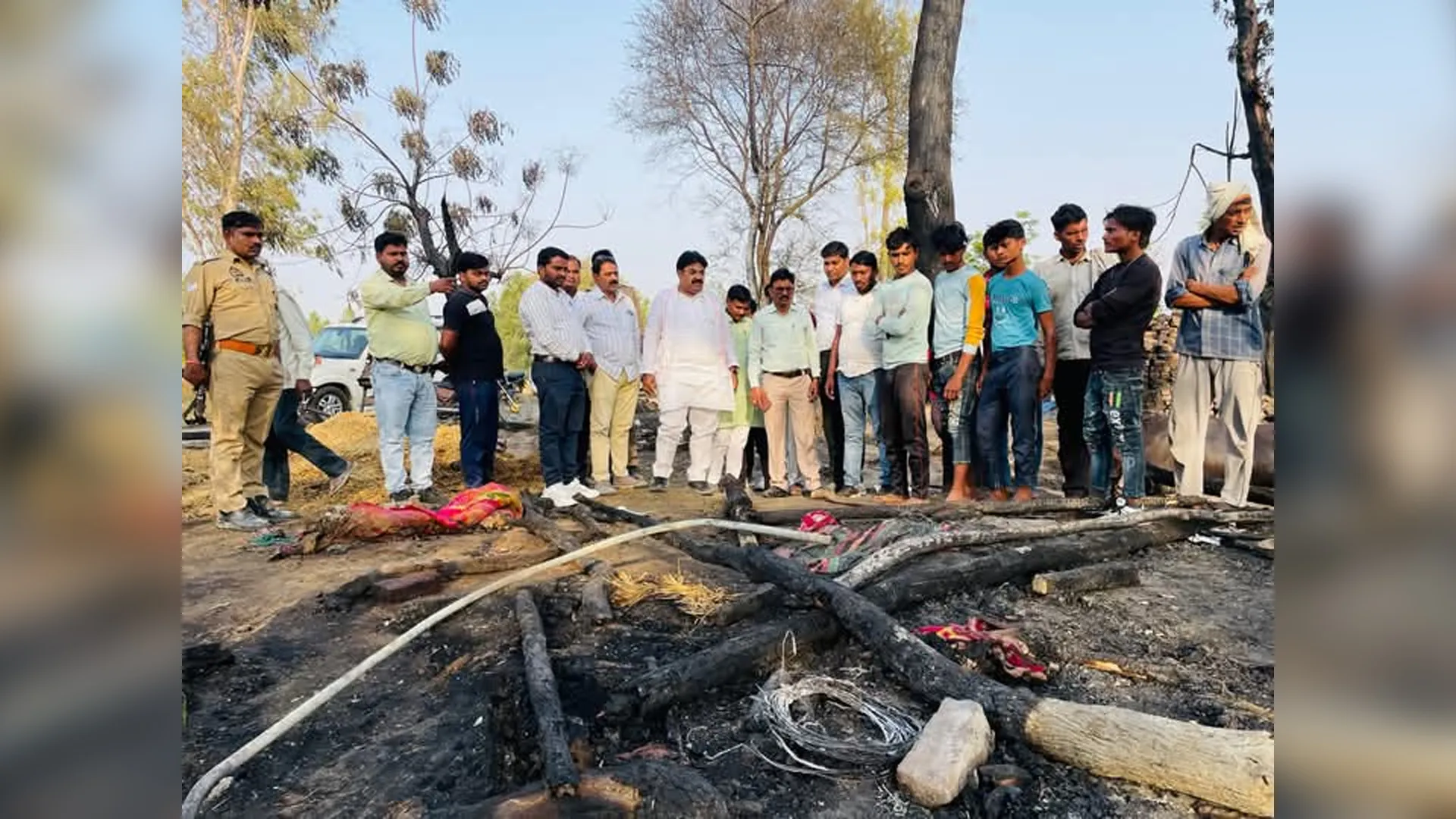 बदायूं: मासूमों का हुआ अंतिम संस्कार, पूर्व विधायक ने दी सांत्वना
