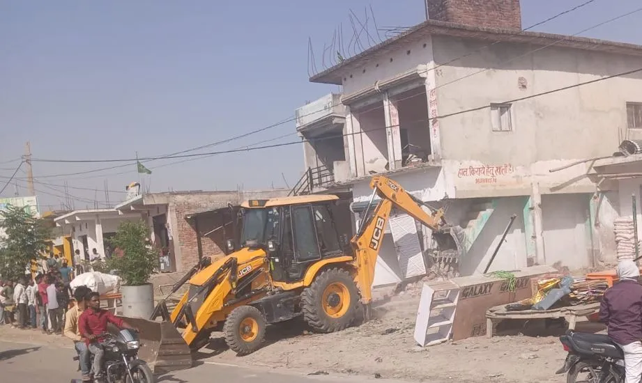 लखीमपुर खीरी: बुलडोजर देख भड़के अतिक्रमणकारी, ढाह दीं बरसों पुरानी दुकानें...जमकर हंगामा