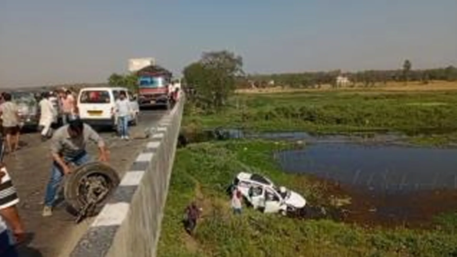 अमरोहा : असम हाईवे पर टकराई तीन कार, एक पुल से नीचे गिरी...छह घायल