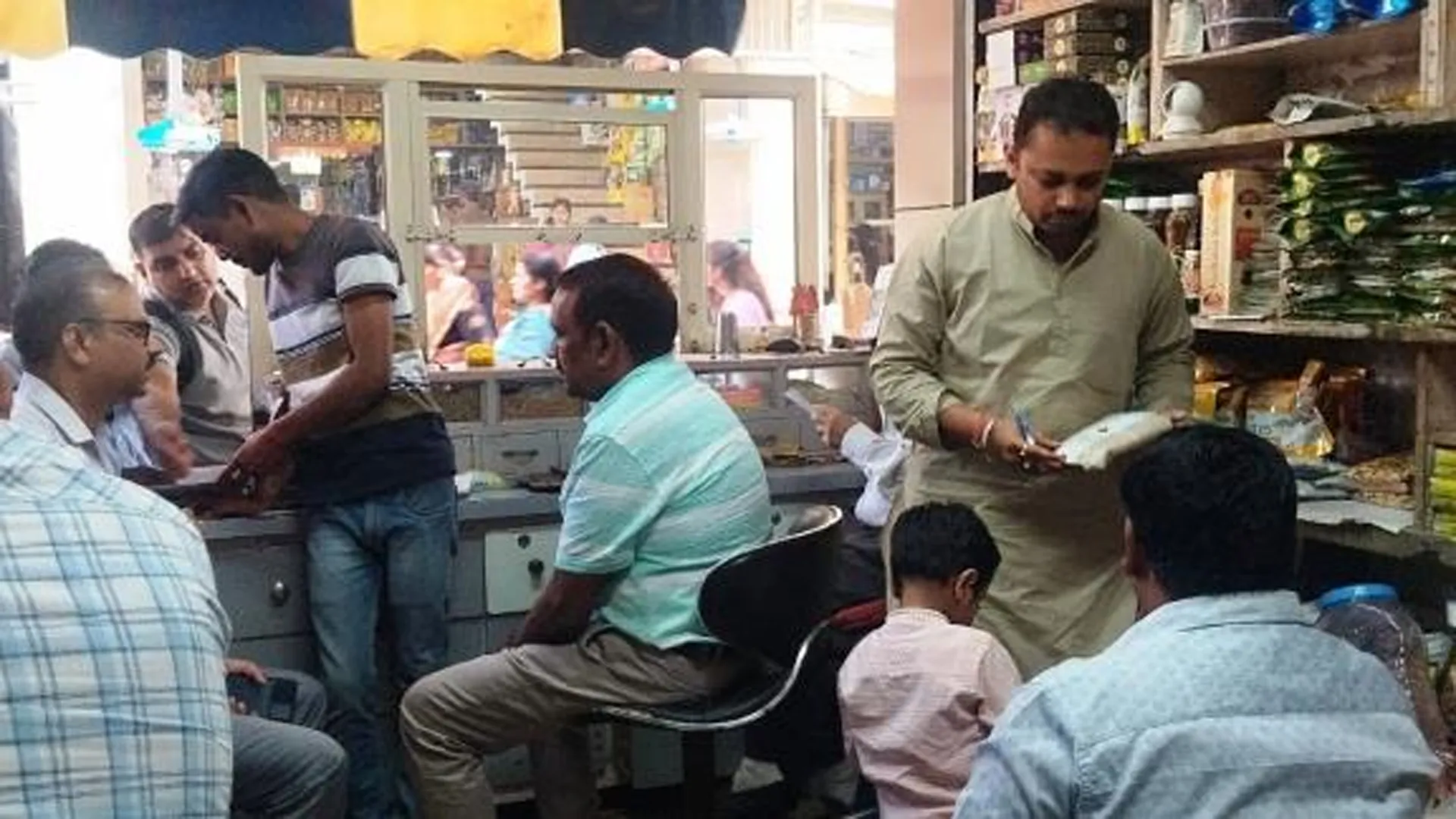 पीलीभीत : एफएसडीए टीम ने की छापामारी, कुट्टू आटे समेत 08 सैंपल लिए