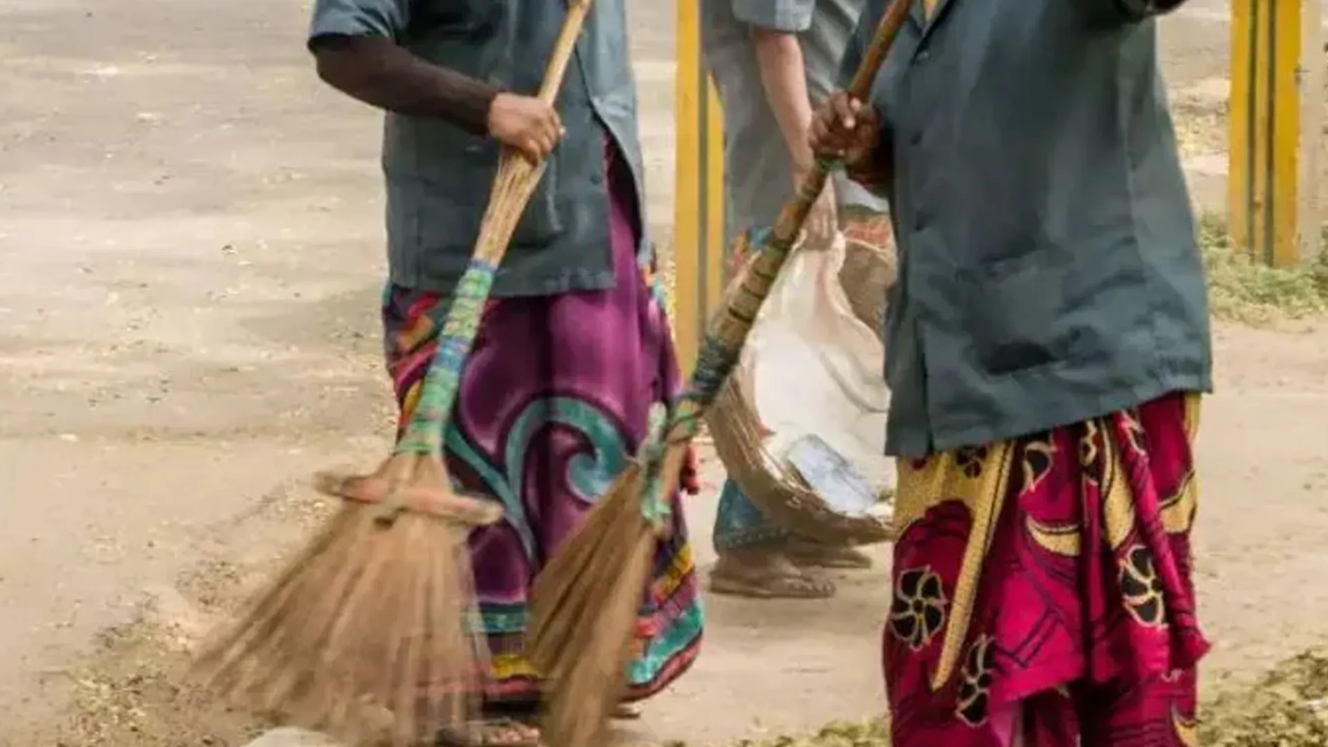 लखीमपुर खीरी: डीपीआरओ ने 24 सफाई कर्मियों का काटा एक दिन का वेतन