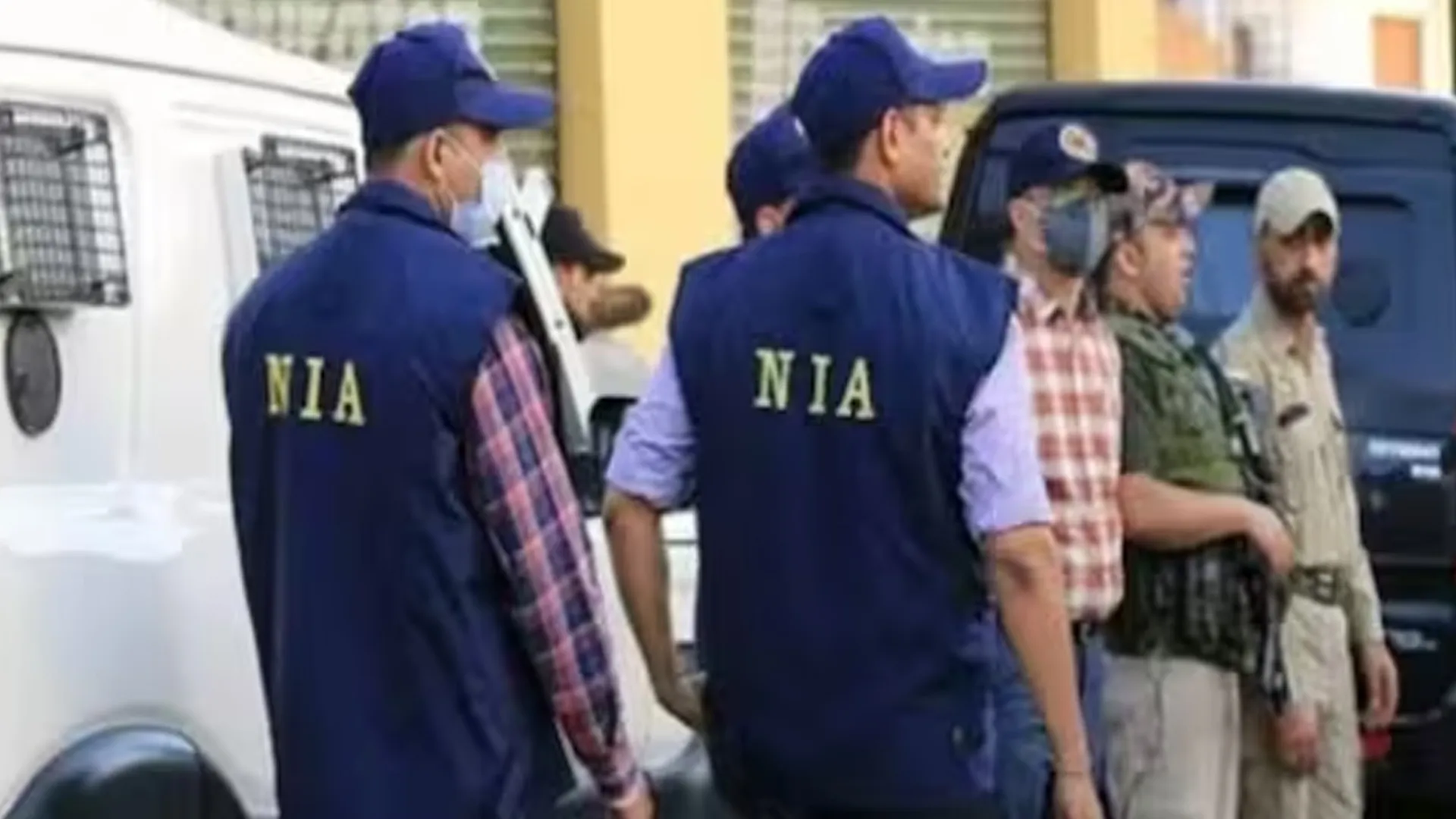 पीलीभीत : एनआईए ने पूरनपुर में लगाया 10 लाख के इनामी कुलवीर का फोटो