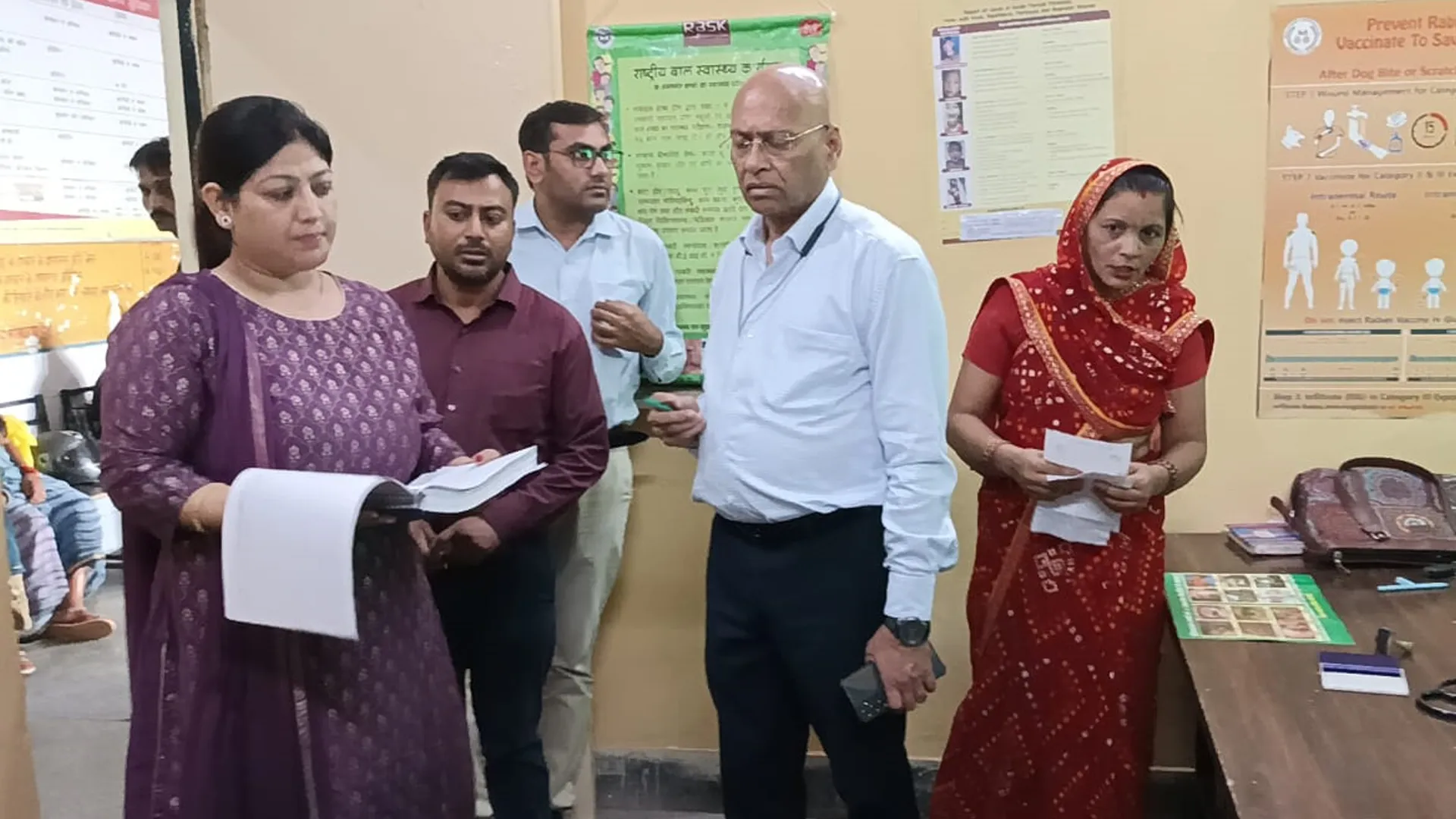 कासगंज: पटियाली सीएचसी में गंदगी देख भड़के सीएमओ ने लगाई फटकार