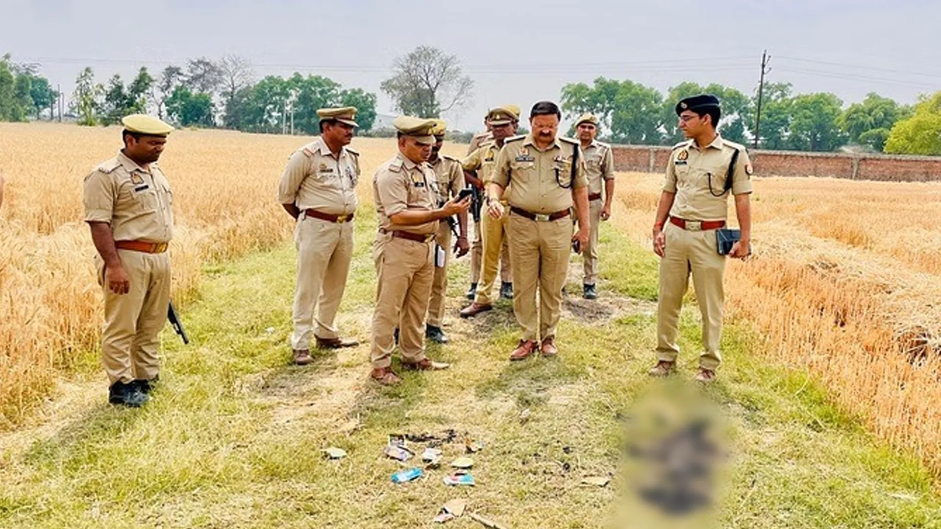 शाहजहांपुर: चौकी से चंद कदम की दूसरी पर युवक का अधजला शव मिलने से हड़कंप