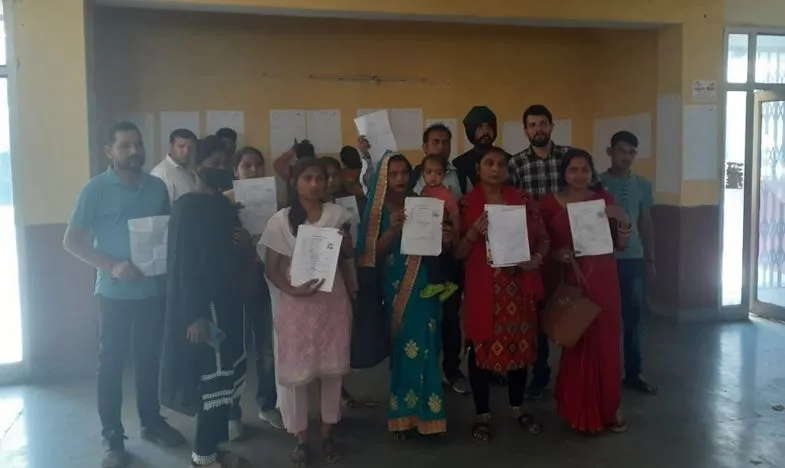 Bareilly: आंगनबाड़ी भर्ती में धांधली...महिलाओं-युवतियों ने विकास भवन पहुंचकर की नारेबाजी