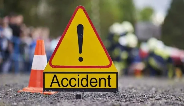 लखीमपुर-खीरी: ट्रक की टक्कर से पिकअप पलटी, एक की मौत, चालक समेत दो घायल