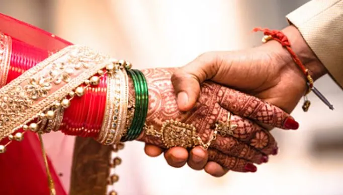 संभल: आपत्तिजनक हालत में पकड़े नाबालिग प्रेमी जोड़े, पंचायत के फरमान के बाद करा दिया निकाह