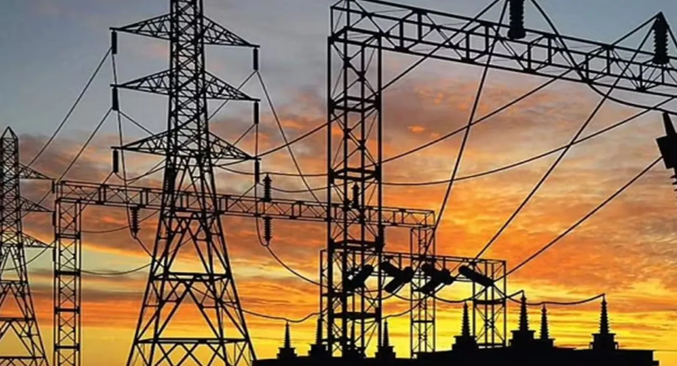 Bareilly: बिजली संकट झेल रहे लोग, 50 करोड़ के कराए कार्य नहीं आए काम