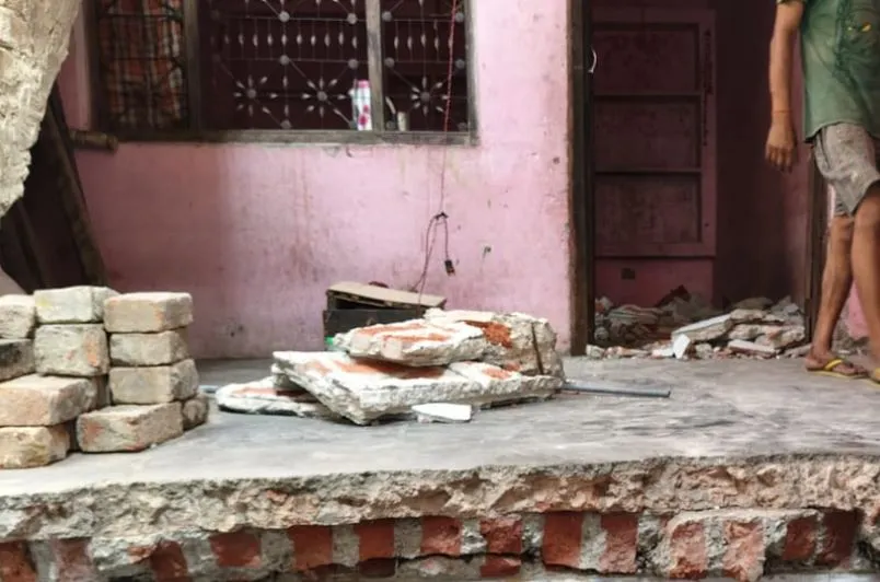 Bareilly: 70 साल पुराना दो मंजिला मकान का लिंटर भरभराकर गिरा, दो बच्चे घायल