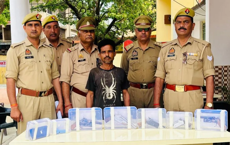 Bareilly: खेत में छिपी थी मौत की फैक्ट्री, पेड़ के नीचे बन रहे थे तमंचे...छापेमारी में पुलिस ने एक दबोचा