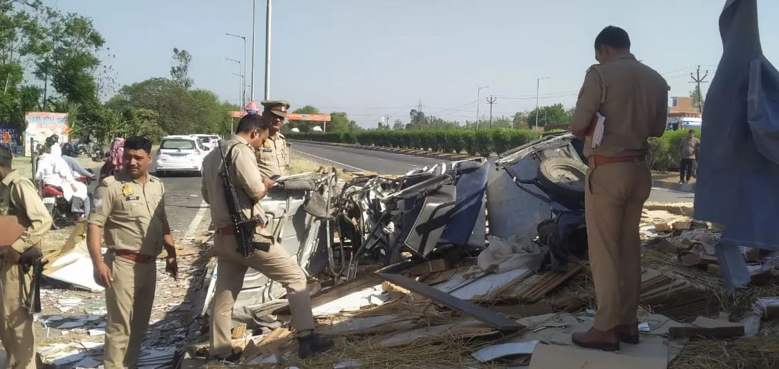 बरेली में हादसा: टाइल्स लदा ट्रक ई-रिक्शा पर पलटा, एक की मौत, अन्य घायल