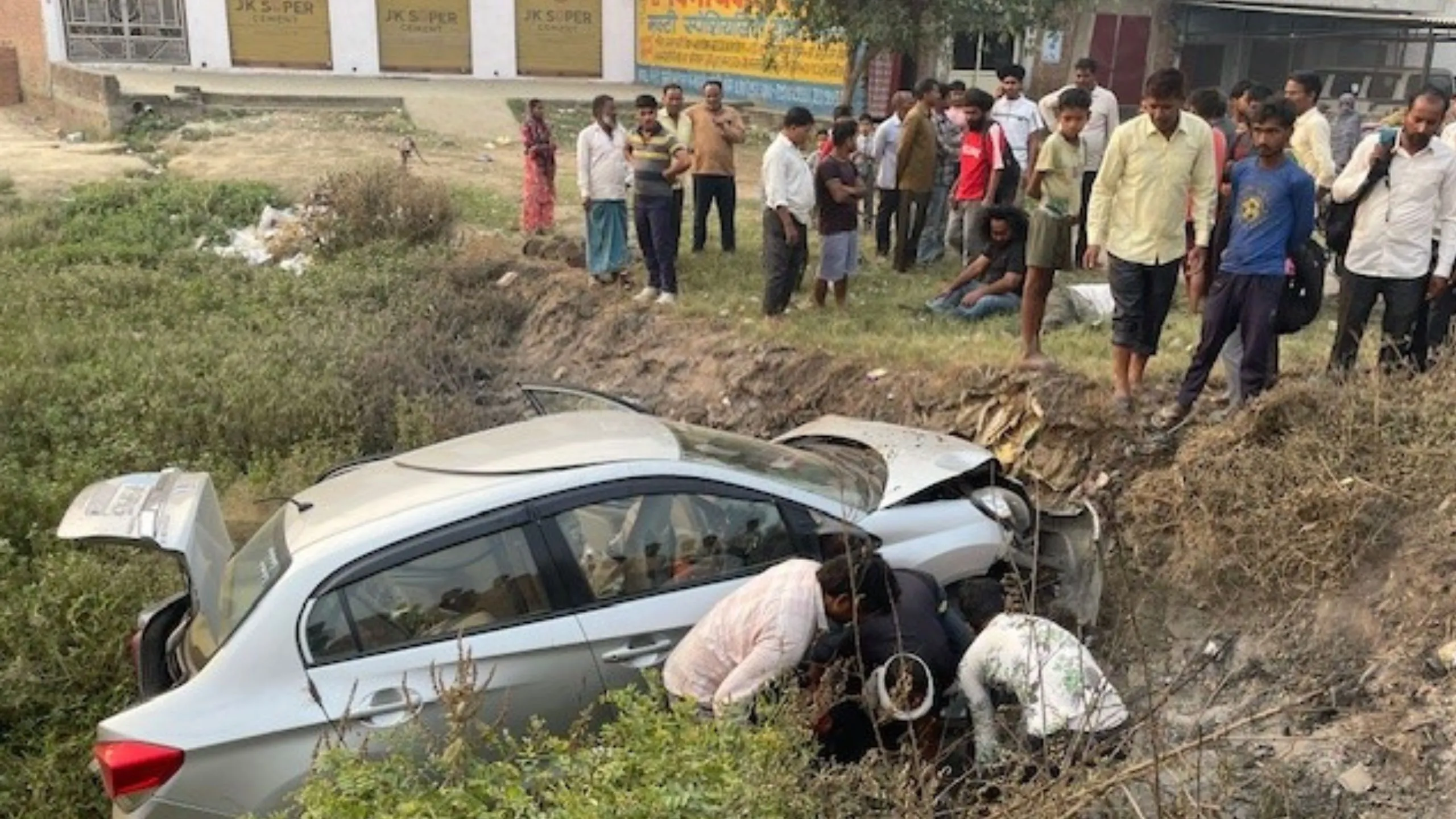 Bareilly: अनियंत्रित होकर तेज रफ्तार कार पुलिया के नीचे गिरी, चार लोग थे सवार