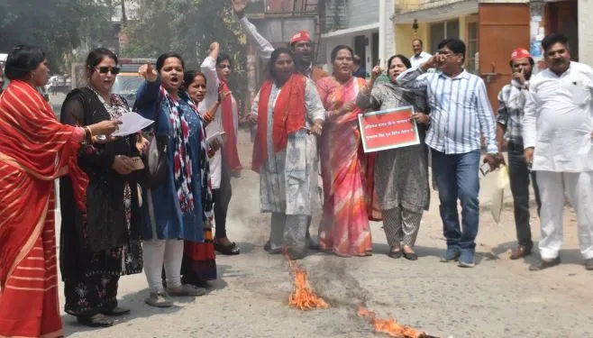 Bareilly: दिल्ली के सीएम का सपाइयों ने फूंका पुतला, पुलिस से नोकझोंक और धक्का-मुक्की