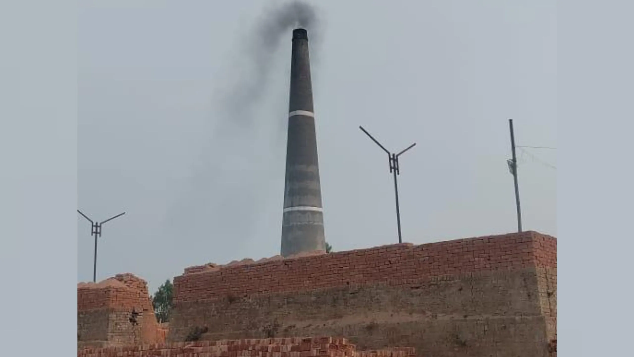 कागजों में भट्ठा बंद, कारोबार चालू! बरेली में पकड़ी साढ़े छह लाख की कर चोरी, 18 लाख से ज्यादा ईंटें जब्त