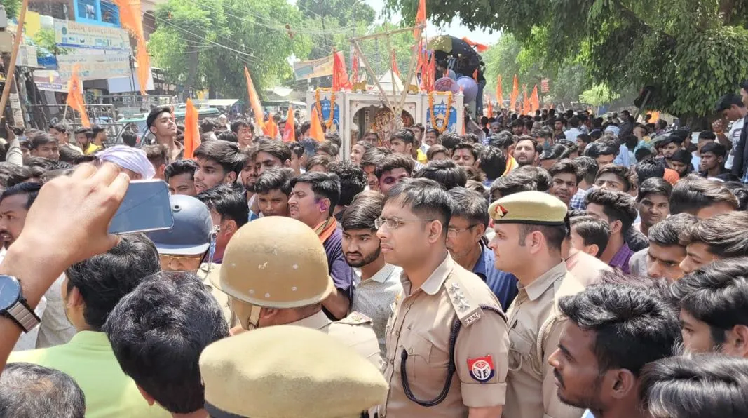 Bareilly: शोभायात्रा में बुलडोजर शामिल करने की जिद पर अड़े लोग, रोकने पर भड़के...जमकर हंगामा