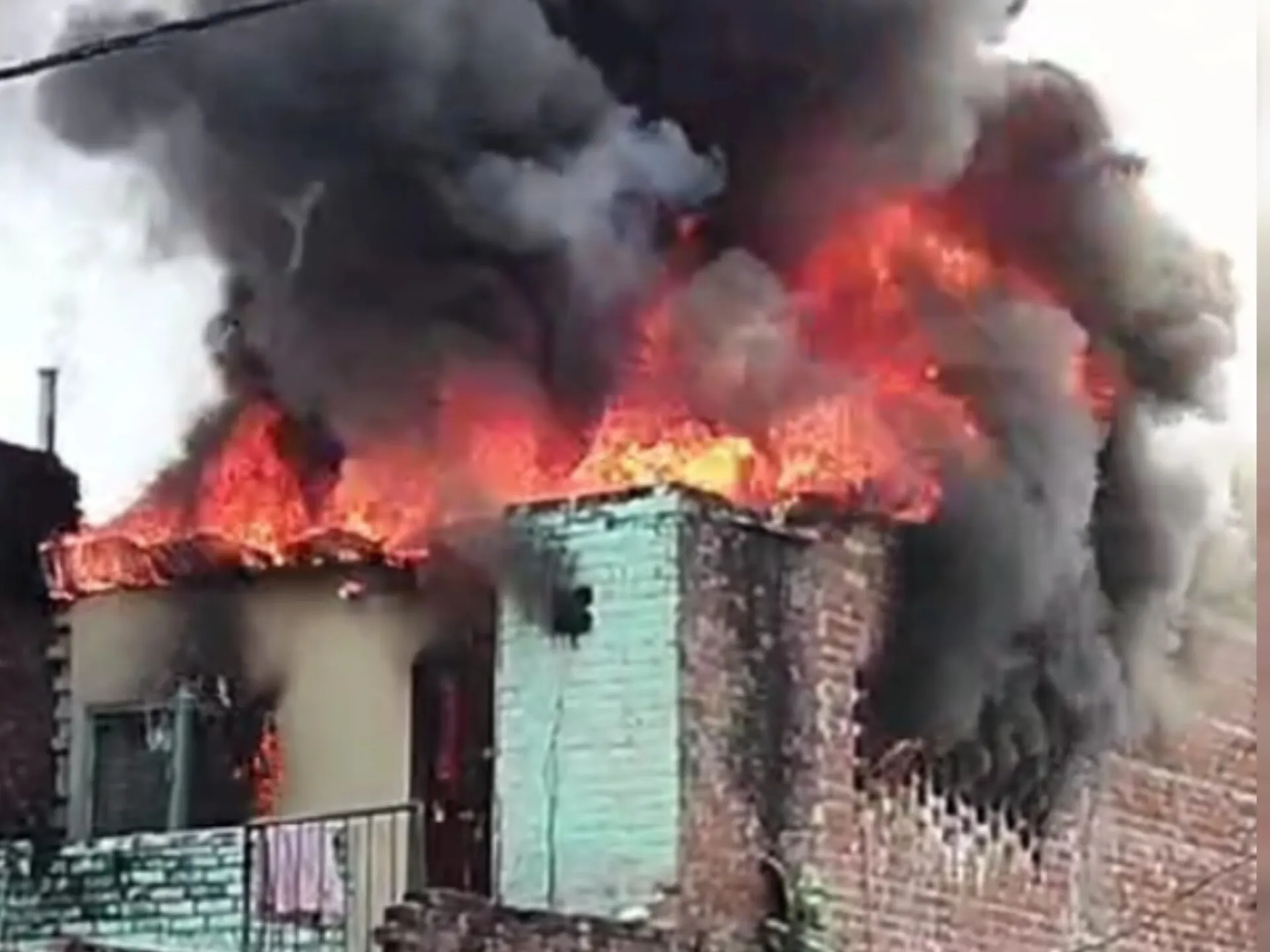 आग से पूरा घर हुआ खाक, देर से पहुंची दमकल 