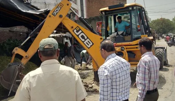 बरेली में गरजा बुलडोजर! 60 से ज्यादा कब्जे हटाए, मची खलबली