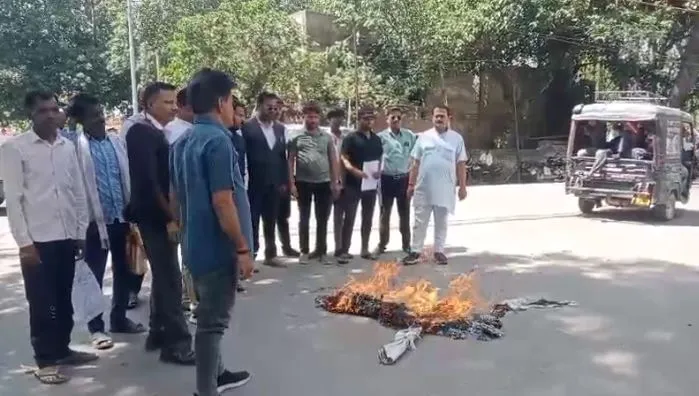 लखीमपुर खीरी: पहलगाम में आतंकी हमले से लोगों में गुस्सा, फूंका आतंकवाद का पुतला 