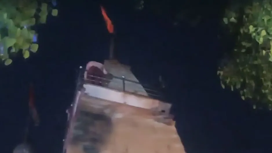 Bareilly: मंदिर की छत पर चढ़कर युवक ने काटा हंगामा, उतारने आई पुलिस से भिड़ा...जानें फिर क्या हुआ?