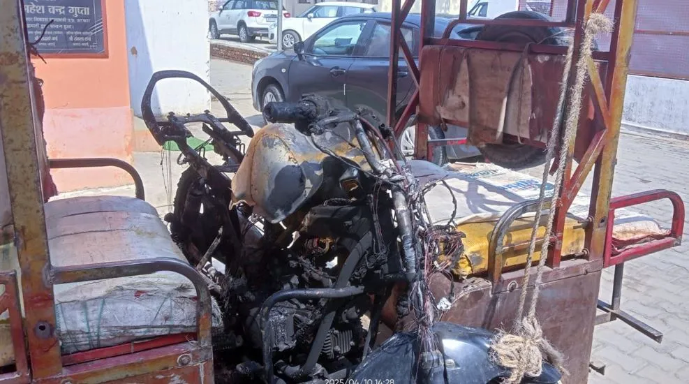 बदायूं: दबंगों ने दो युवक पर किया जानलेवा हमला, बाइक में लगा दी आग