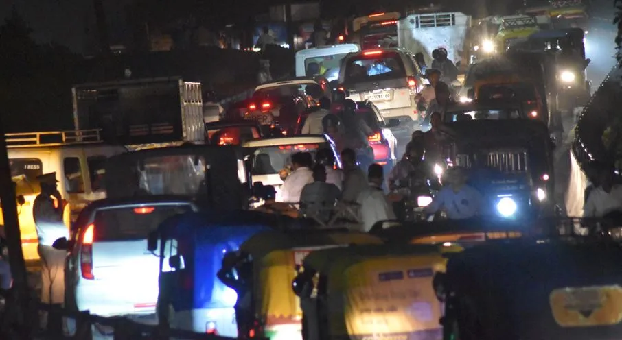 Bareilly: जाम ने लोगों के छुटाए पसीने, चौपुला ओवरब्रिज पर बस खराब होने से फंसे रहे दो घंटे