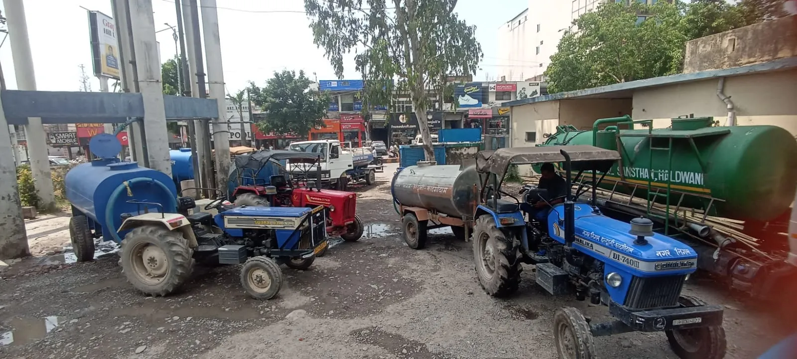 गर्मी के बीच पानी के लिए जंग जारी, टैंकर बने सहारा    