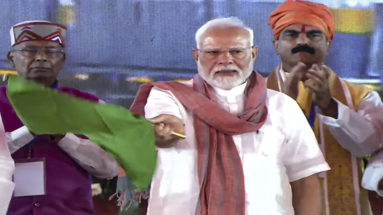 प्रधानमंत्री मोदी ने बिहार को 13,500 करोड़ रु की परियोजनाओं की सौगात दी, चार नई ट्रेनों को दिखाई हरी झंडी