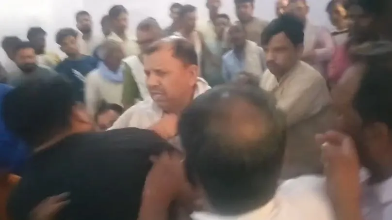 बरेली: घोटाले की जांच में पहुंची टीम के सामने हुआ संग्राम, दो पक्षों में खूब चलीं कुर्सियां और जमकर हाथापाई 