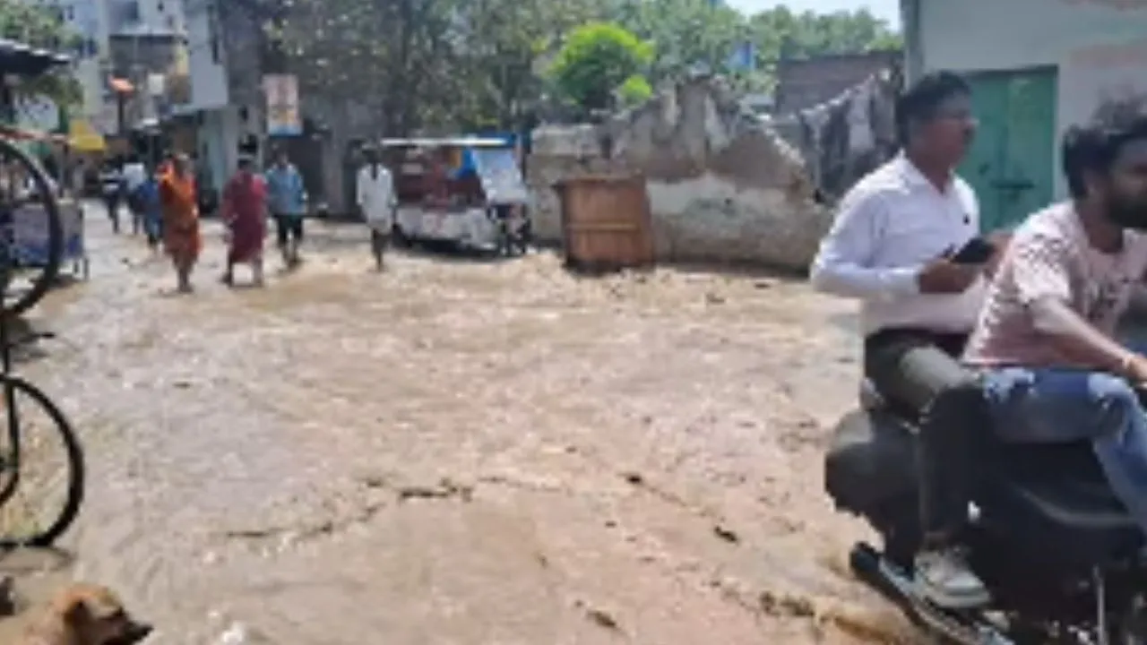 कानपुर में भैरोघाट में 48 इंच की मुख्य पाइप लाइन फटी, पानी का बहाव देख हड़कंप, क्षेत्र बना ताला, जलकल ने कहा ये...