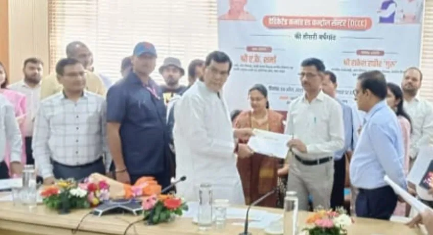 Ayodhya News: 'स्वच्छता ही सेवा' में अयोध्या को यूपी में तीसरा स्थान, मंत्री एके शर्मा ने सहायक नगर आयुक्त को किया सम्मानित