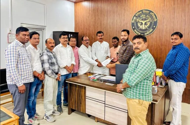 अयोध्या: स्कूल समय में बदलाव और विभिन्न मुद्दों को लेकर सौंपा बीएसए को ज्ञापन  
