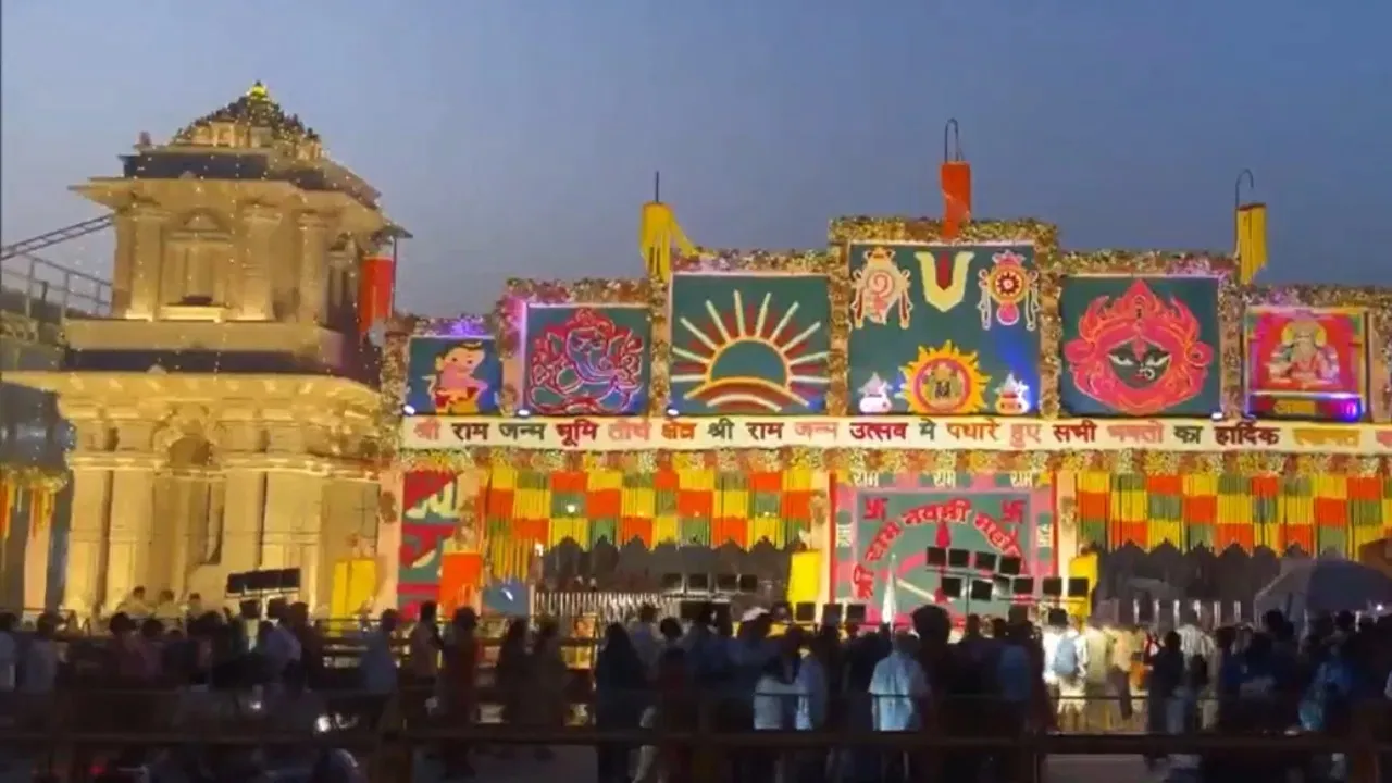 वाराणसी: रामनवमी पर मंदिरों में उमड़ी श्रद्धालुओं की भीड़, सुरक्षा में पुलिस और पीएसी तैनात 