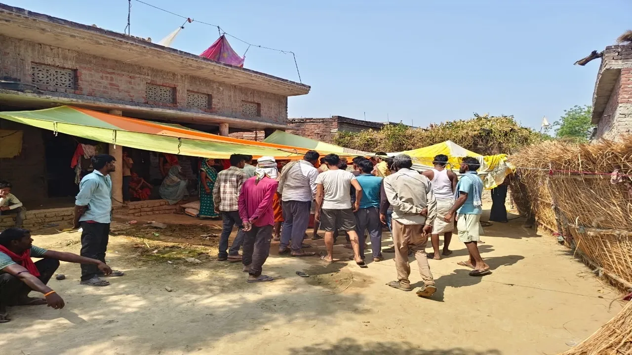 बहराइच में बड़ा हादसा: भर-भराकर गिरा छज्जा, मलबे में दबकर एक की मौत, परिजनों में कोहराम