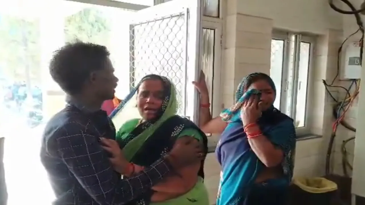 अमेठी: करंट लगने से फैक्ट्री कर्मचारी की मौत, 12 घंटे तक छुपाई गई घटना, परिजनों का हंगामा